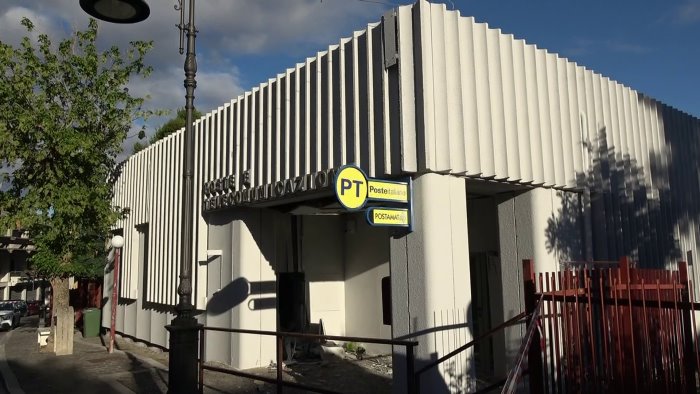 poste chiuse a montecalvo irpino dopo il raid protestano anziani ed emigranti