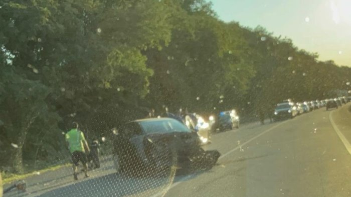 auto e sorpasso azzardato per evitarla finisce contro guard rail con una punto