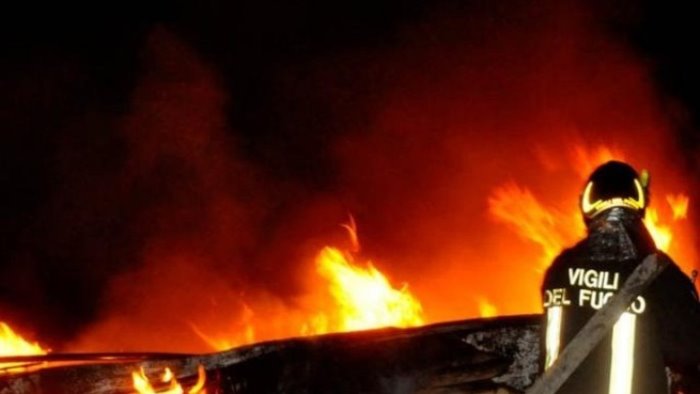 incendio in cilento paura a pisciotta bruciati ettari di terreno