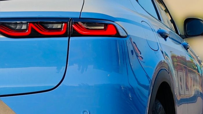 trastevere spinta con violenza a terra dal branco e rapinata