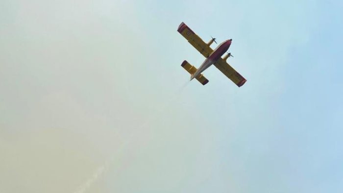 fiamme sul vesuvio protezione civile in campo attivati 8 mezzi aerei