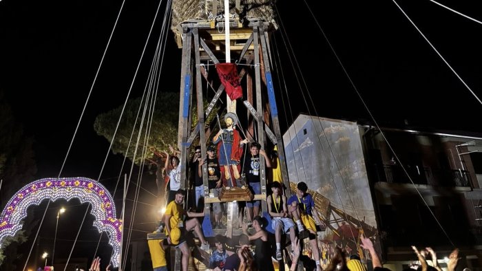 flumeri emozionante alzata del giglio in onore di san rocco