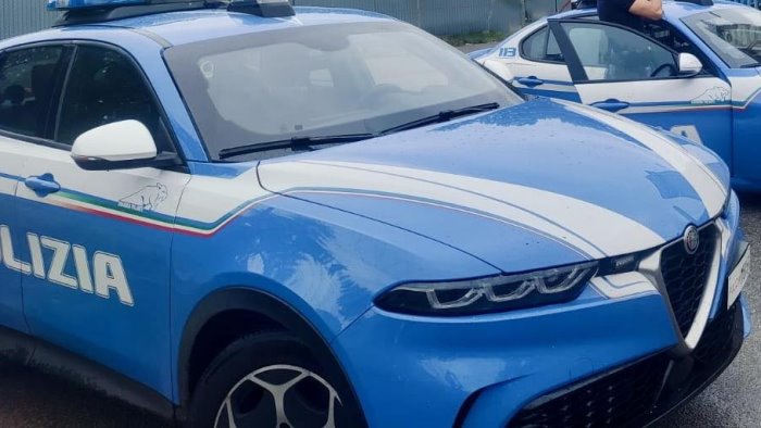 trova rifugio nella notte in un ex caserma e viene violentata da due uomini