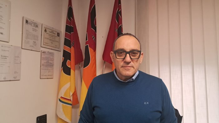 tensione al comune di scafati nuovo sciopero dei lavoratori delle pulizie