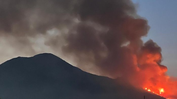 vesuvio in fiamme costa servono azioni strutturali e immediate