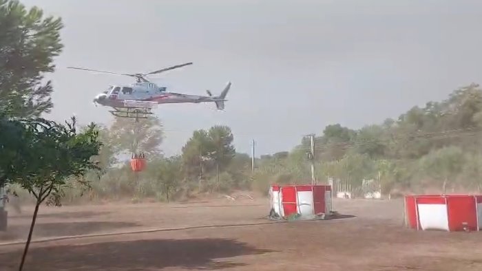 fiamme sul vesuvio fronte di fuoco di due km sospetti di dolo