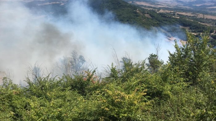 montemiletto vigili del fuoco costretti a fronteggiare decine i roghi