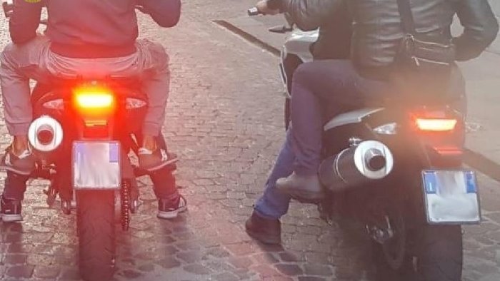 sorpreso con la droga e alla guida di un auto senza patente arrestato