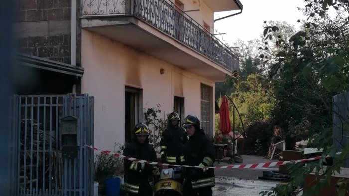incendio in una abitazione muore una 49enne