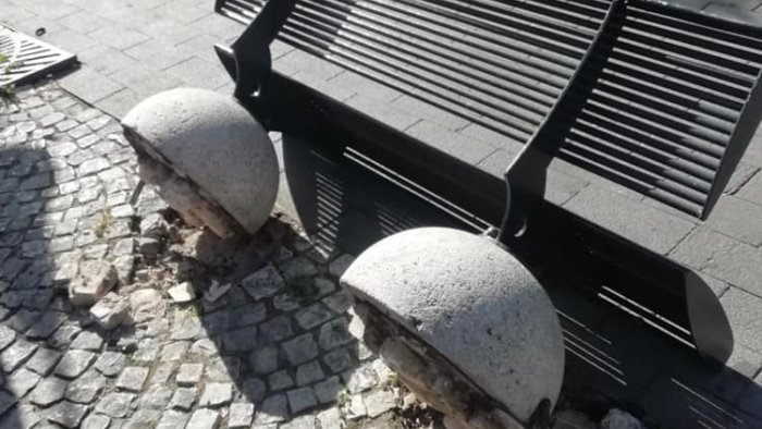 raid vandalico a siano danni a una panchina e un pannello