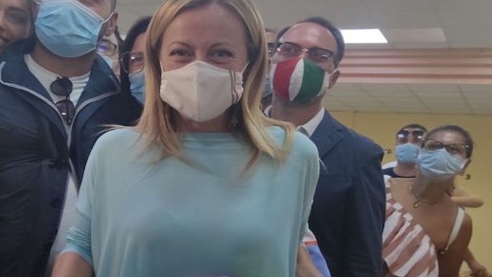 giorgia meloni arriva a pagani calorosa accoglienza campana