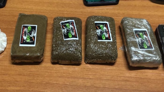 beccato in auto con hashish e cocaina arrestato pusher 20enne
