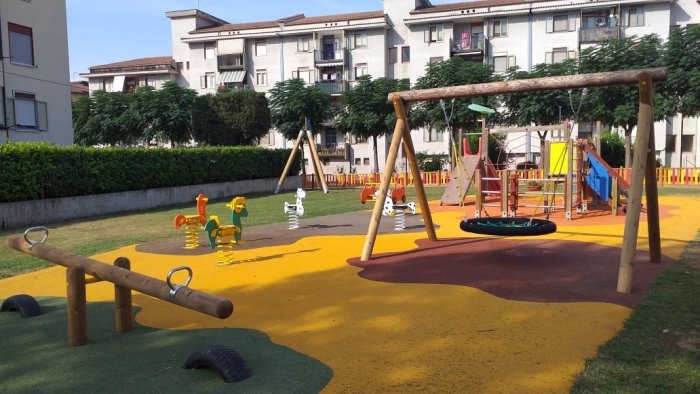 baronissi inaugurato il parco giochi topolino