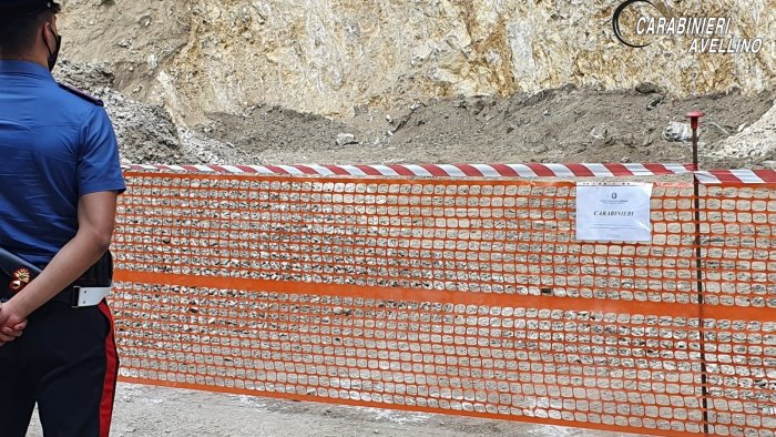 erodono la roccia per rifare il manto stradale cinque denunce