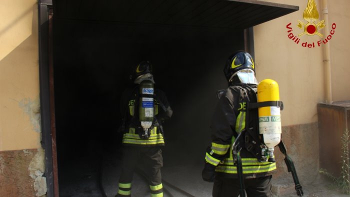in fiamme un garage evacuato un palazzo