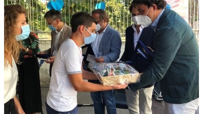 chirurghi donano strumenti musicali ai bambini autistici