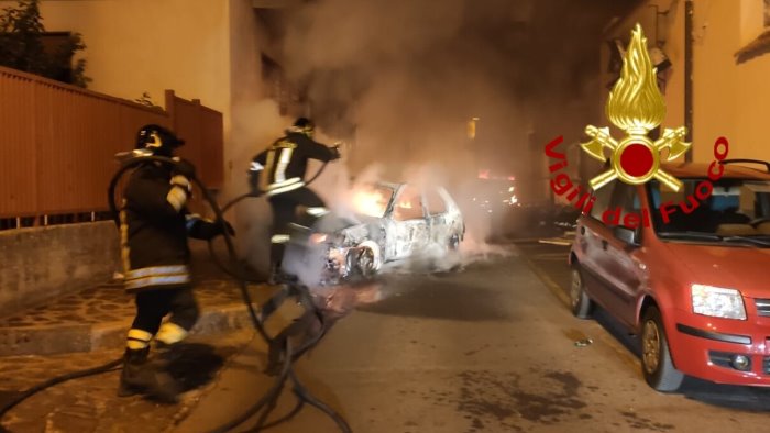 due auto in fiamme nella notte si indaga