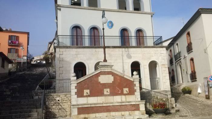 oggi l addio alla 51enne stabili le condizioni del figlio