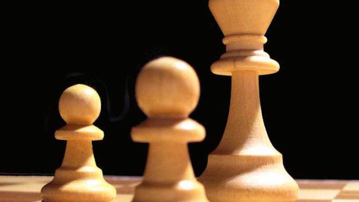 ingoia un pedone della scacchiera salvata una bimba