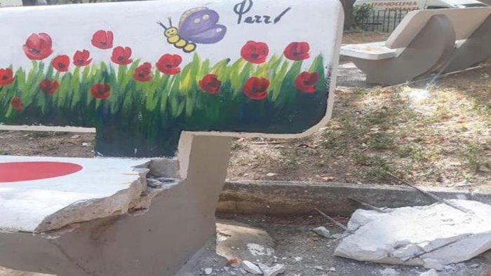 vandali ancora in azione a siano danneggiata una panchina