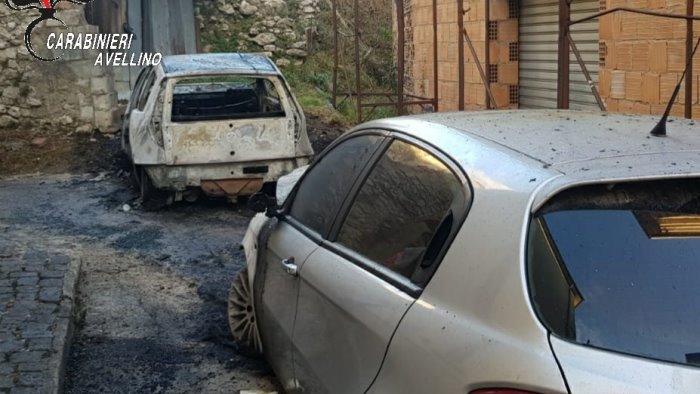 volturara due auto in fiamme all alba si indaga