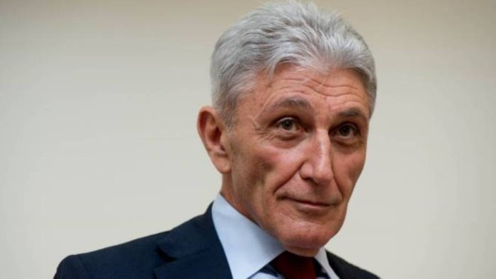 bassolino riceve a nusco il premio pietro brundu