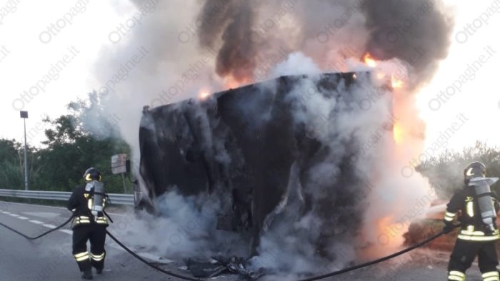 camion si ribalta e prende fuoco morto autista di angri