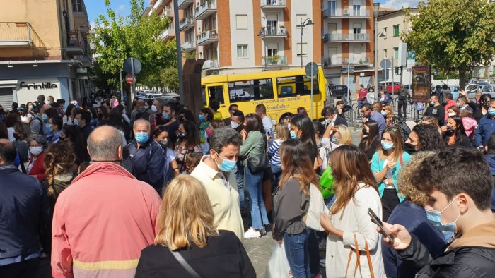 assembramenti davanti alle scuole dov e l amministrazione