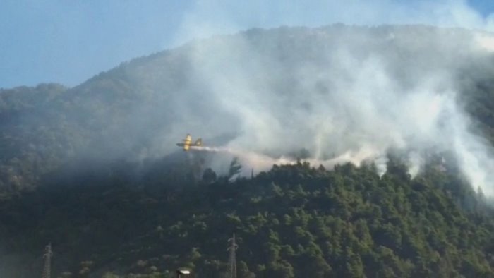 serino brucia ancora elicottero e canadair in azione