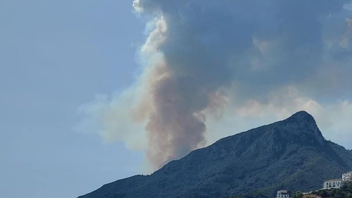 brucia la divina costiera incendio a maiori