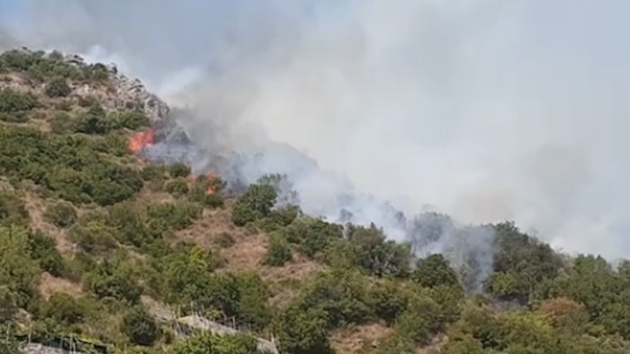 ancora fiamme in costiera amalfitana incendio a cetara