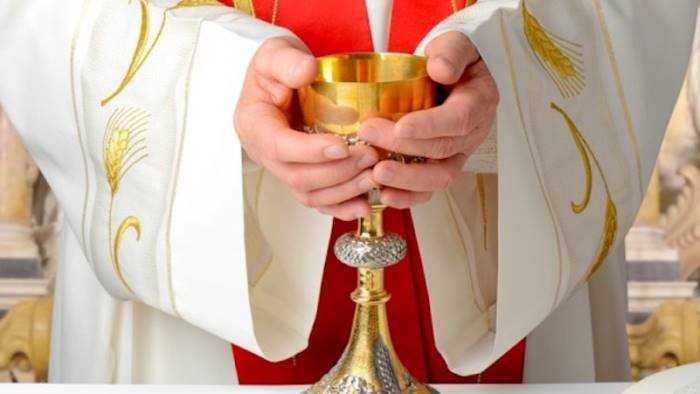 positivo al covid a messa chiesa chiusa