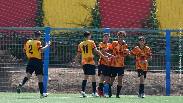 under 17 netta cinquina del benevento al crotone foto
