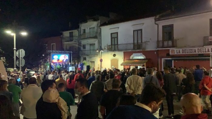 rotondi verso il voto primo comizio di viviamo con gallo