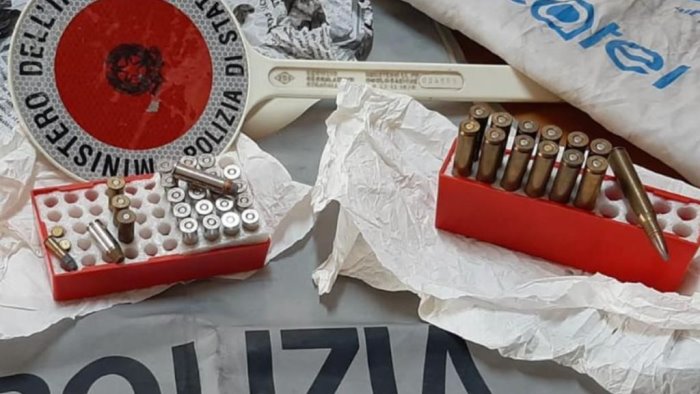 armi e munizioni nascoste in un capanno a lauro indaga la polizia