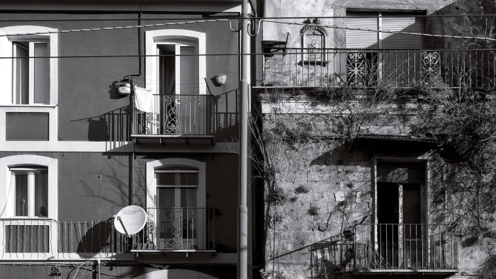 al castello ducale di bisaccia la mostra dal titolo irpinia sospesa