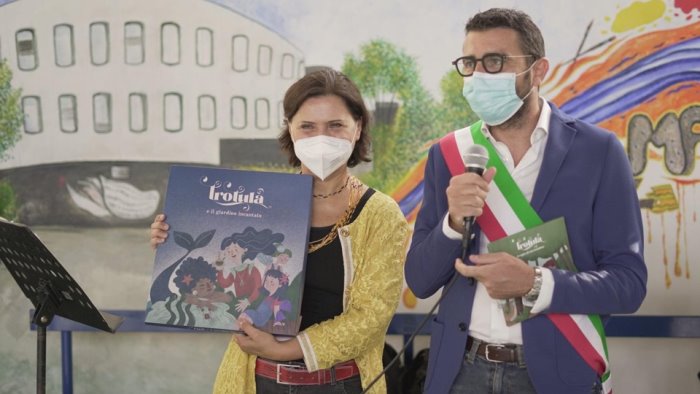 pontecagnano primo giorno di scuola in regalo un libro