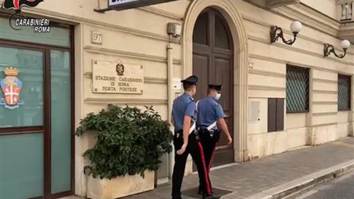 non li fa entrare senza mascherina picchiato negoziante a roma 3 arresti