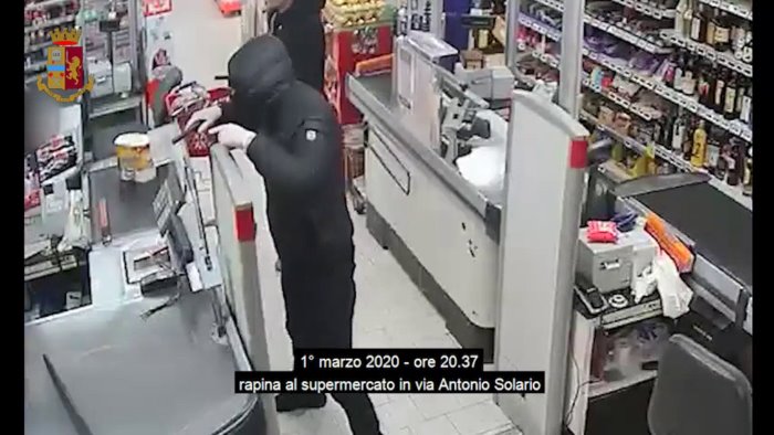rapina in un supermercato malvivente notato inseguito e arrestato