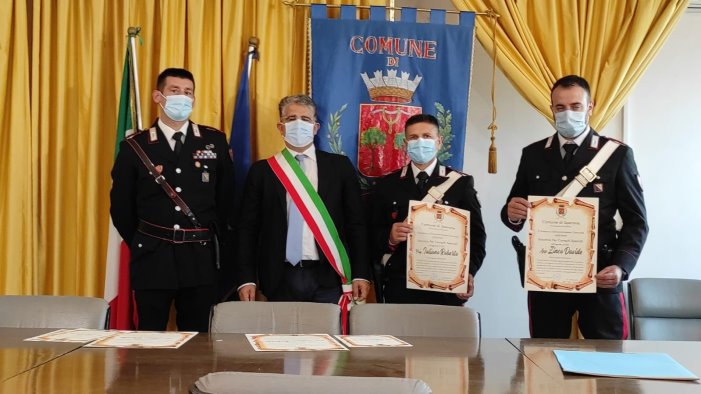 salvano la vita ad un uomo onore al merito dei 2 carabinieri coraggiosi