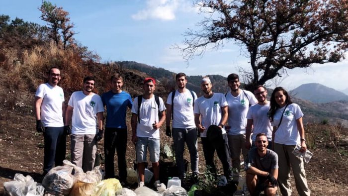 volontari in azione sulla collina di castel san giorgio piantati nuovi alberi