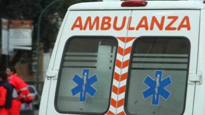 incidente sulla cilentana auto contro pullman feriti in ospedale
