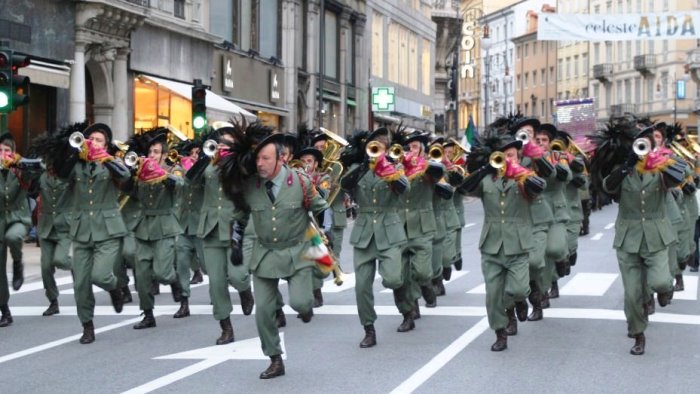 la fanfara dei bersaglieri tra i templi di paestum per celebrare lo sbarco