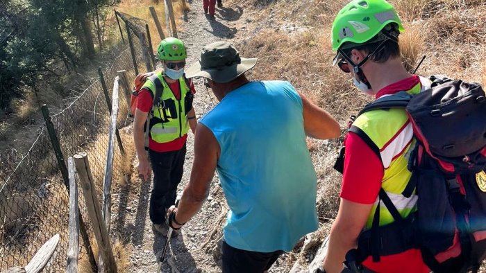 escursionista si sente male sul sentiero degli dei salvato