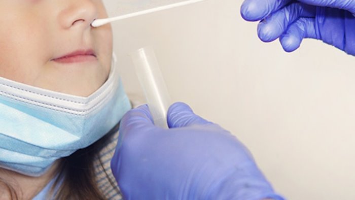 scuola alunni positivi classi in quarantena tamponi a raffica tra i bambini