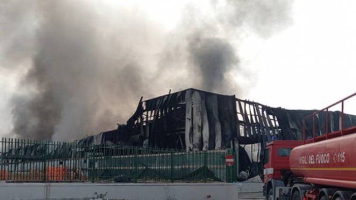 incendio teverola in calo la concentrazione di diossina nell aria