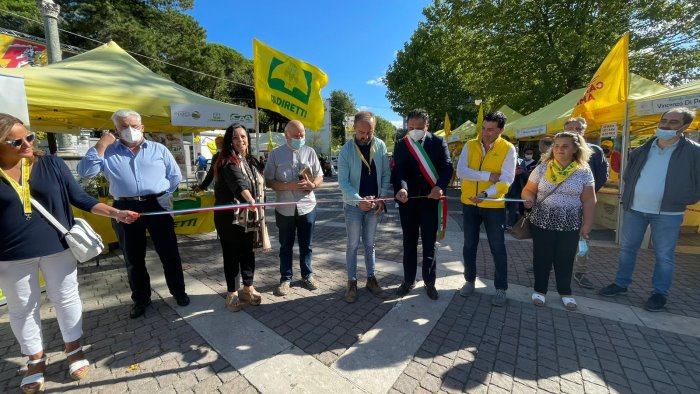 taglio del nastro per il nuovo mercato campagna amica a telese