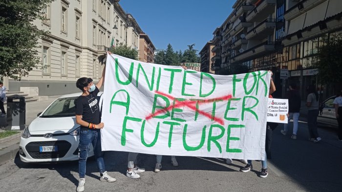 avellino piu tutela per il clima il corteo sfila in citta