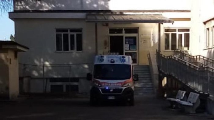 cade plafoniera in una scuola a san marzano sul sarno ferito collaboratore