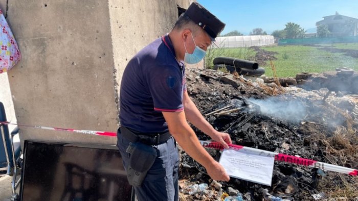 donna brucia rifiuti nei campi beccata dai carabinieri e denunciata